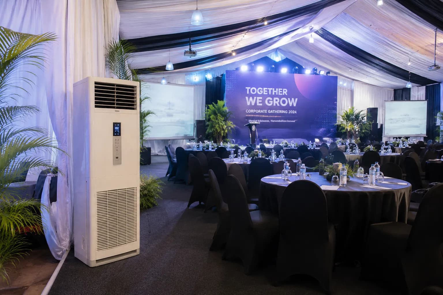 Perlengkapan corporate gathering dengan sofa event dan pendingin