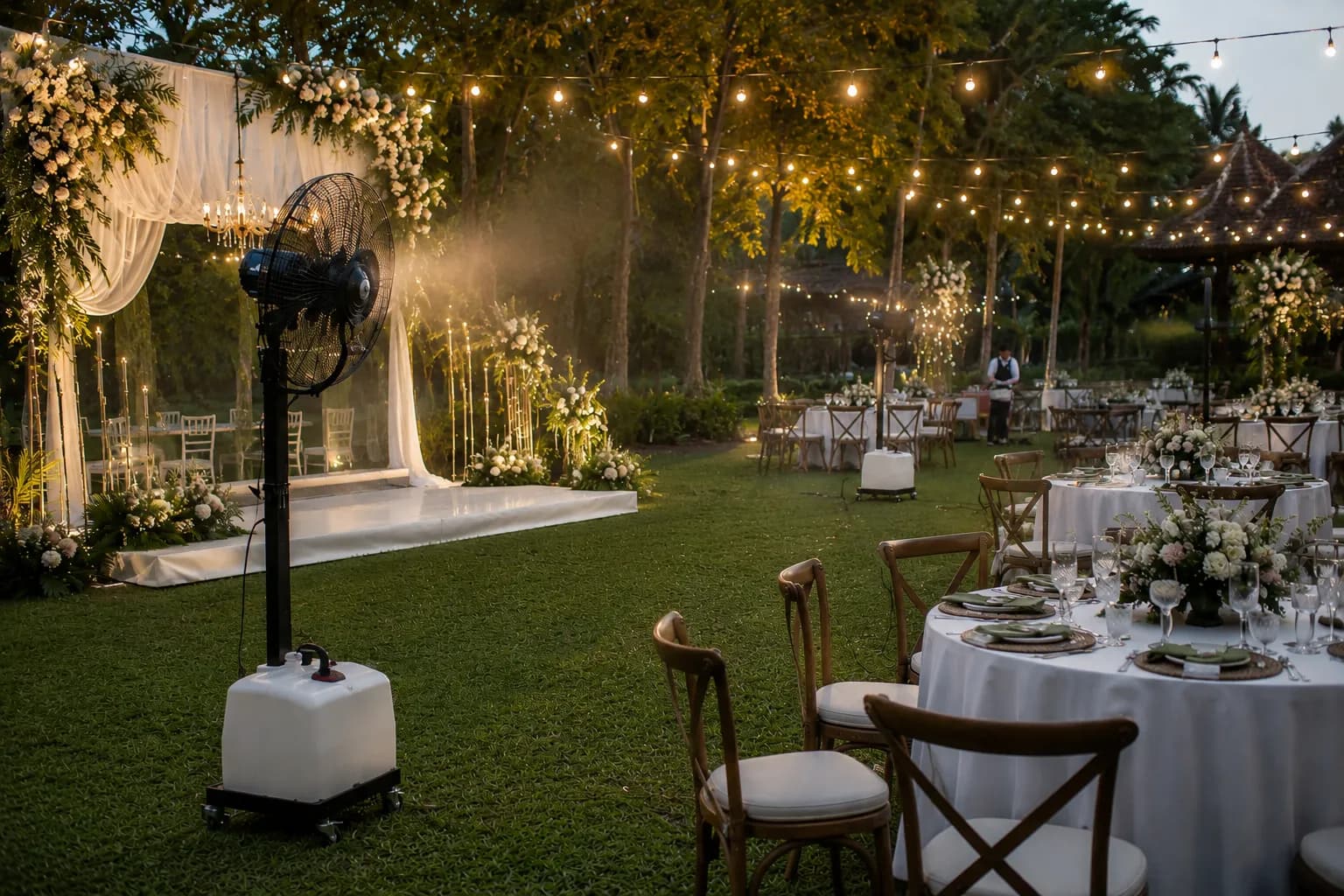 Setup perlengkapan acara outdoor dengan misty fan